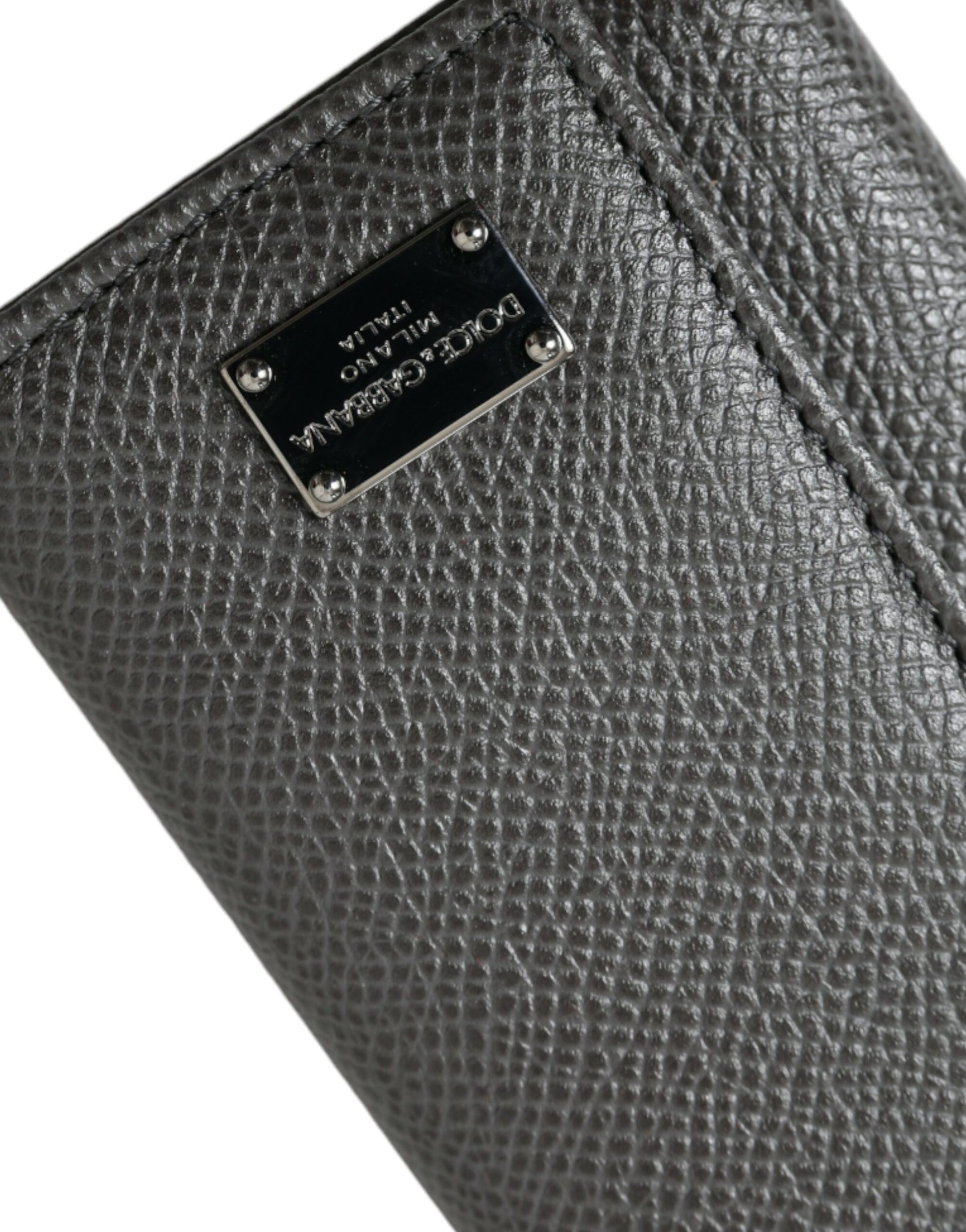 Dreifach faltbarer Schlüsselanhänger aus grauem Leder mit Logo-Plakette aus silbernem Metall
