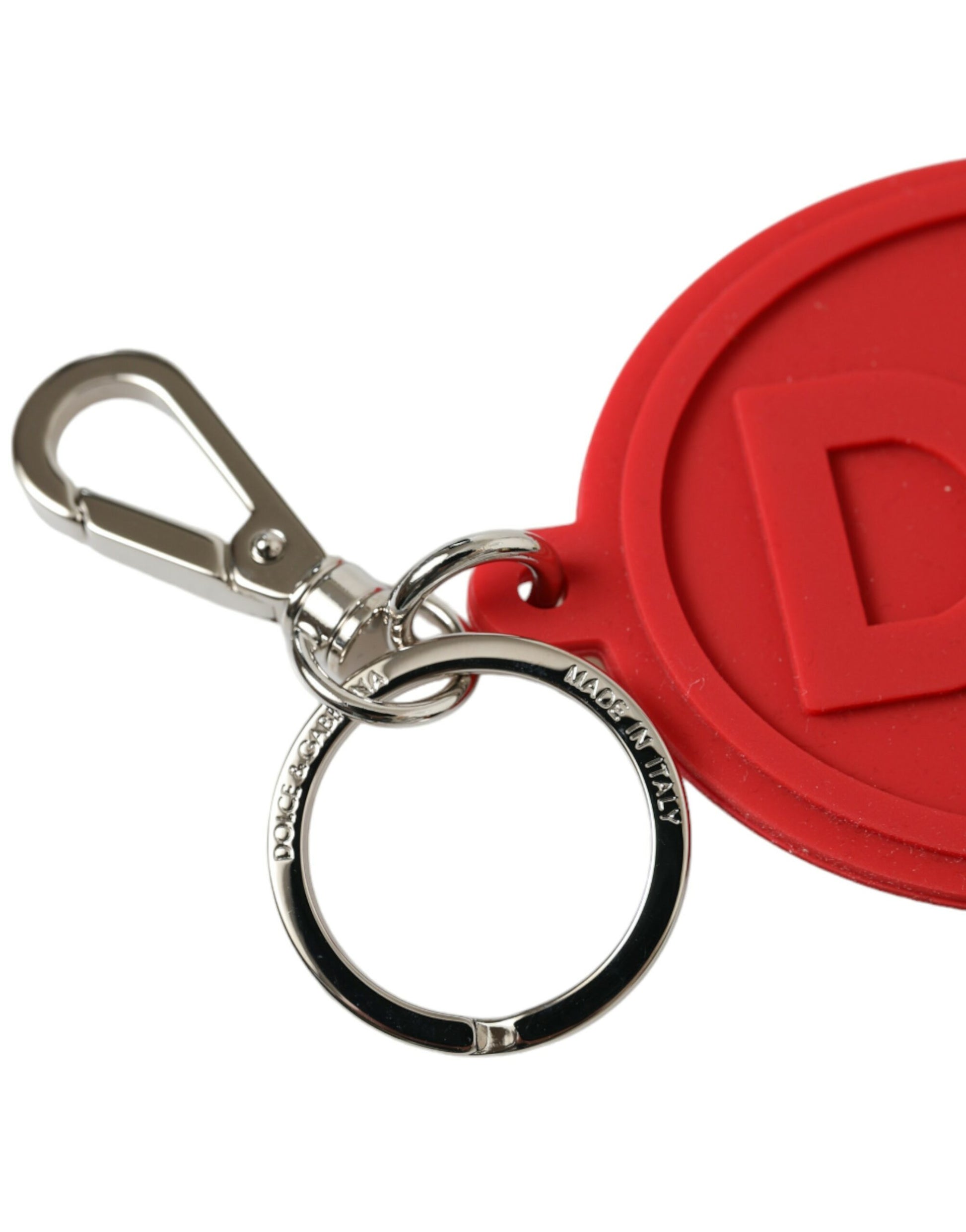 Schlüsselanhänger mit DG-Logo aus rotem Gummi und silbernem Messing