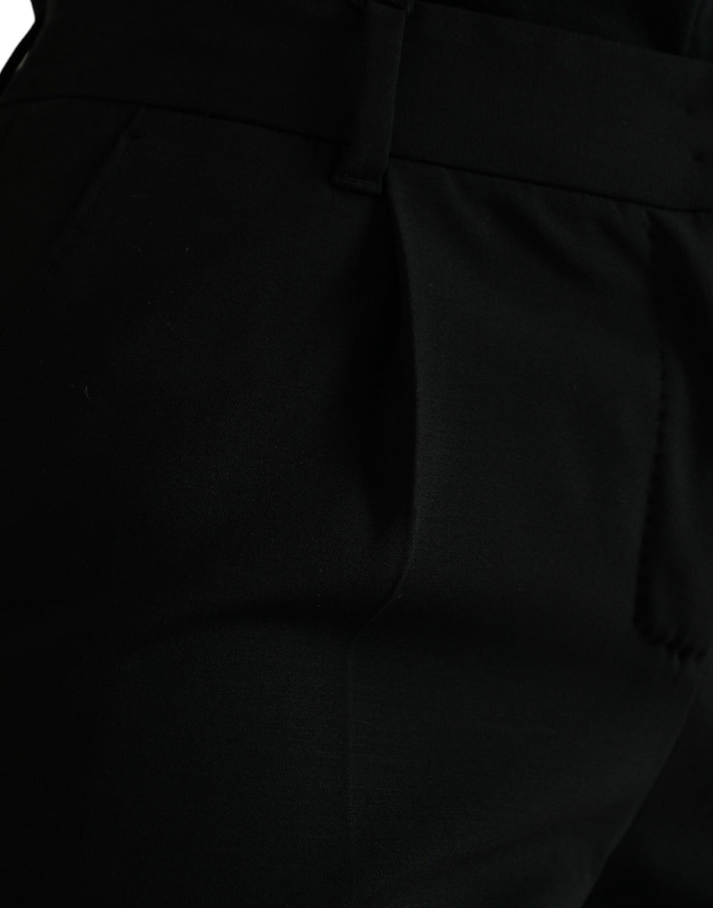Schwarze, schmal zulaufende Wollhose mit mittlerer Taille