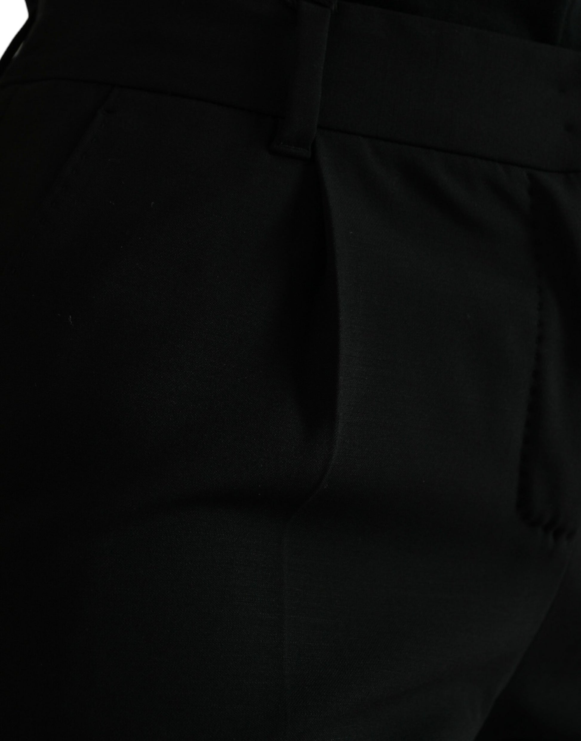 Schwarze, schmal zulaufende Wollhose mit mittlerer Taille