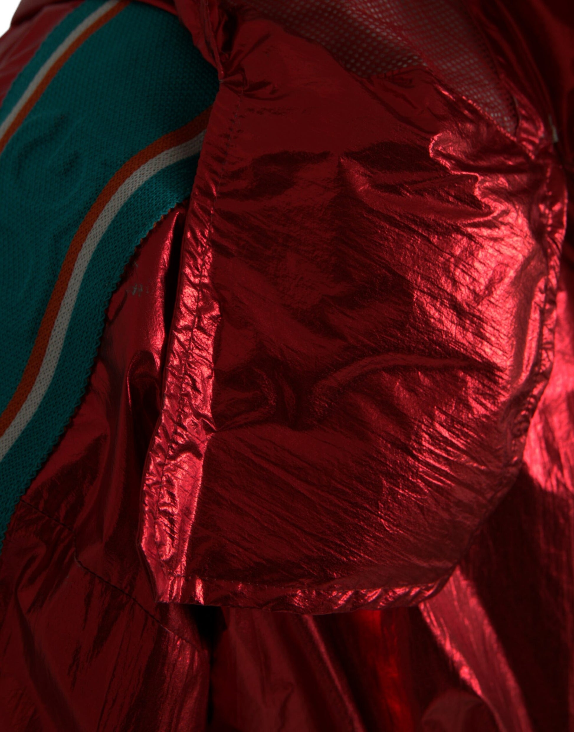 Rote Kapuzenpulloverjacke aus Nylon