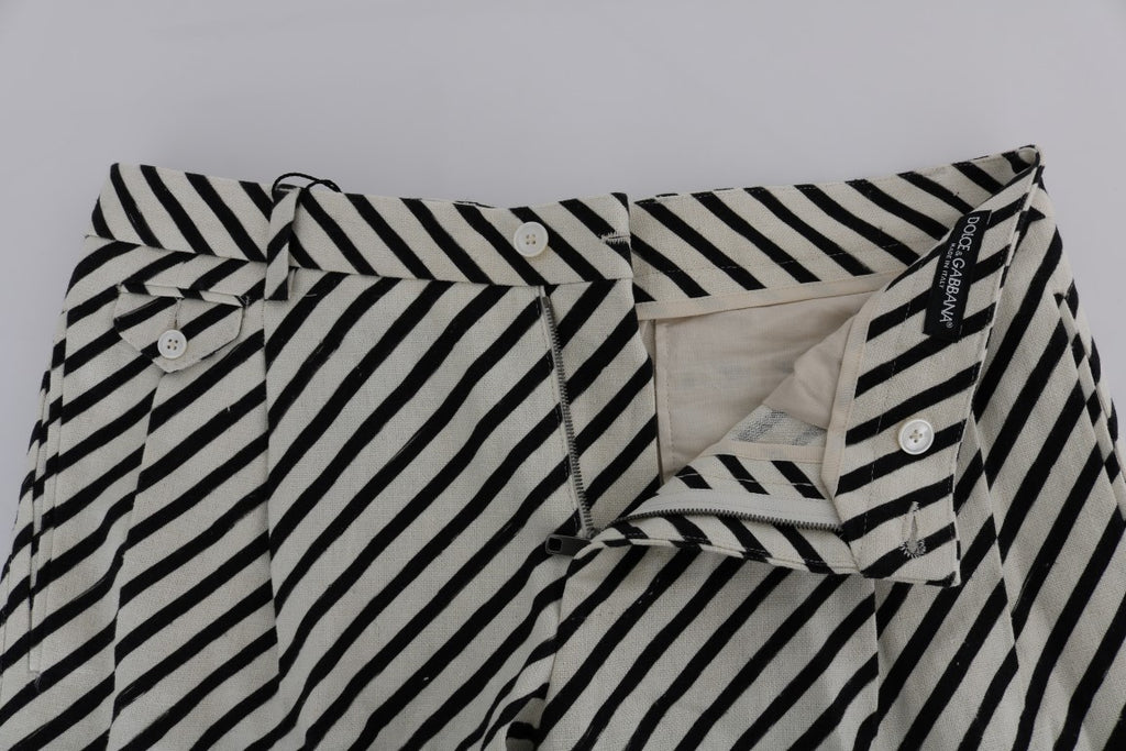 Weiß-schwarz gestreifte Hanf-Freizeitshorts