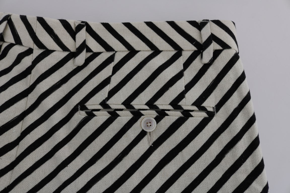 Weiß-schwarz gestreifte Hanf-Freizeitshorts