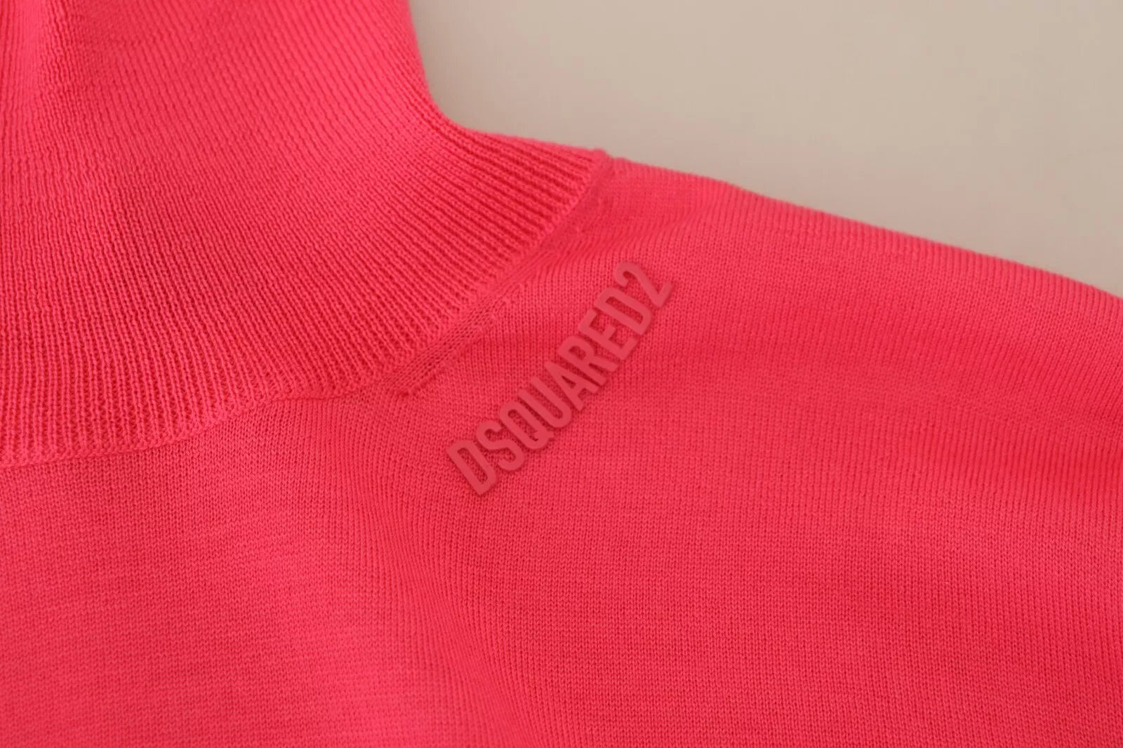 Rosafarbener, einfarbiger, langärmliger Rollkragenpullover