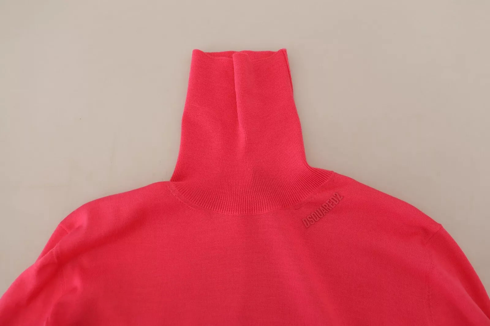 Rosafarbener, einfarbiger, langärmliger Rollkragenpullover