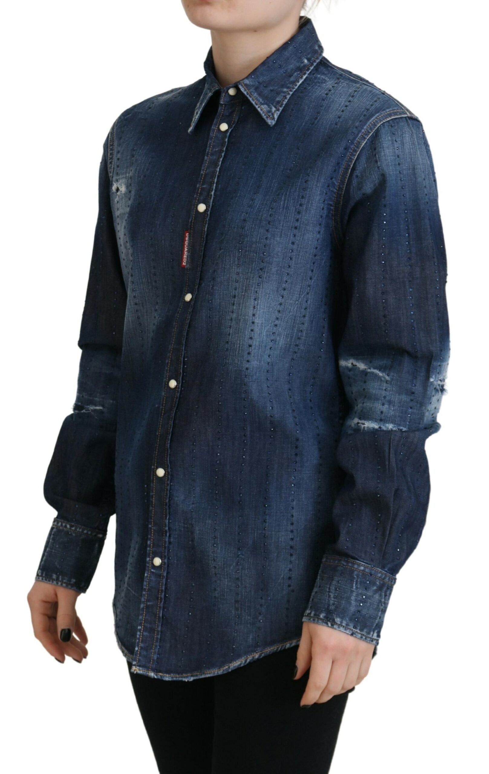 Blaues Jeanstop aus gewaschener Baumwolle mit Button-Down-Kragen