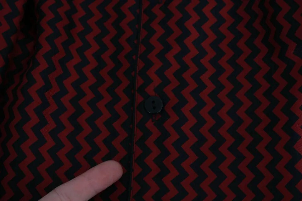 Schwarz-rotes Freizeithemd mit Zickzack-Muster