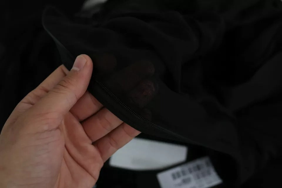 Schwarzes Minikleid aus Seidenmischung mit Netzstoff und Plissee
