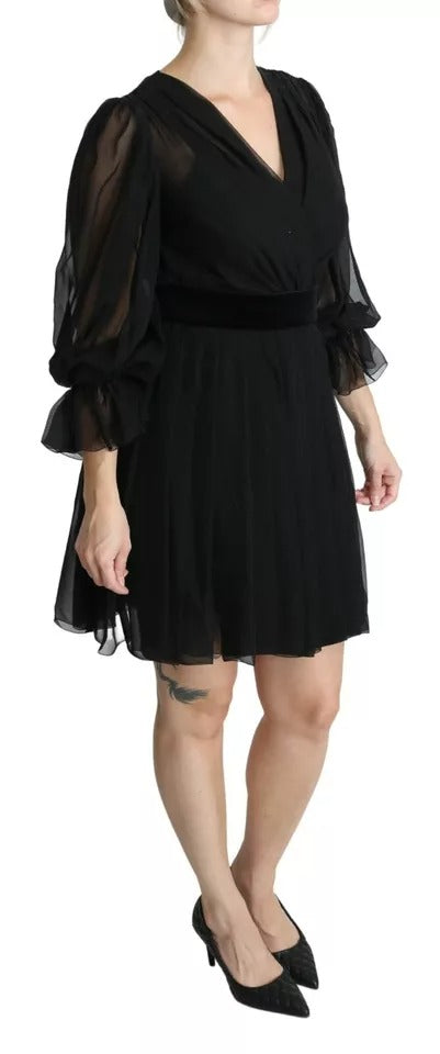 Schwarzes Minikleid aus Seidenmischung mit Netzstoff und Plissee