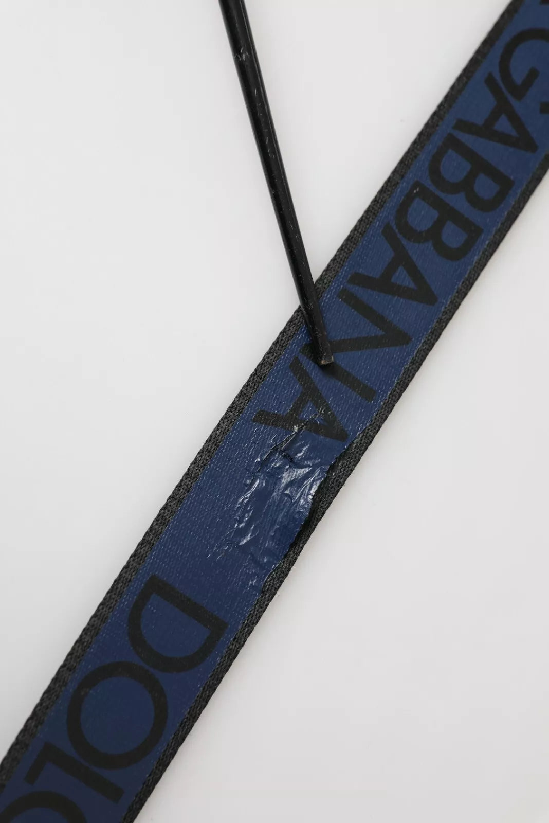 Schwarz-blauer Logo-Gürtel mit silberner Metallschnalle