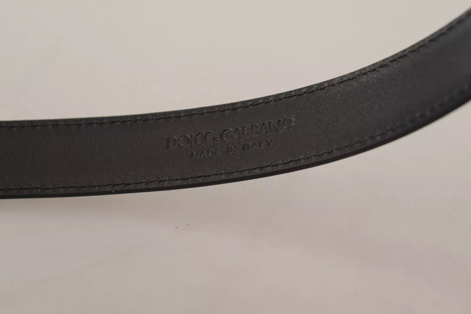 Schwarzer klassischer Gürtel aus Kalbsleder mit Vintage-Metallschnalle