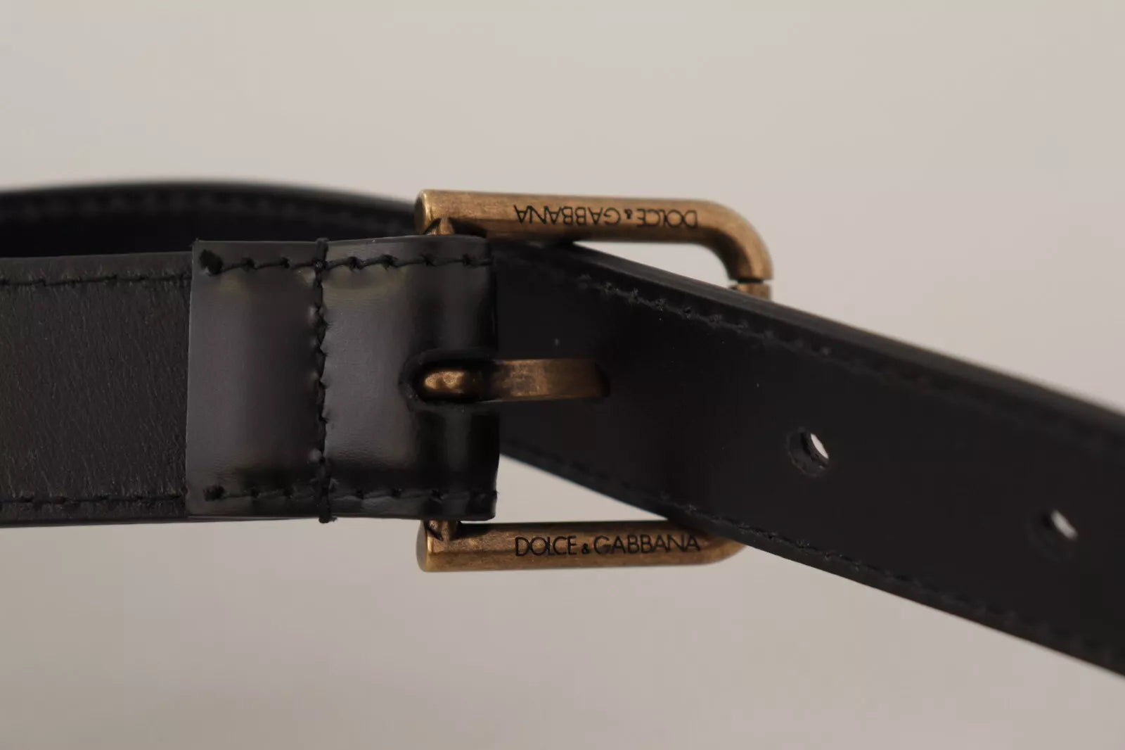 Schwarzer klassischer Gürtel aus Kalbsleder mit Vintage-Metallschnalle