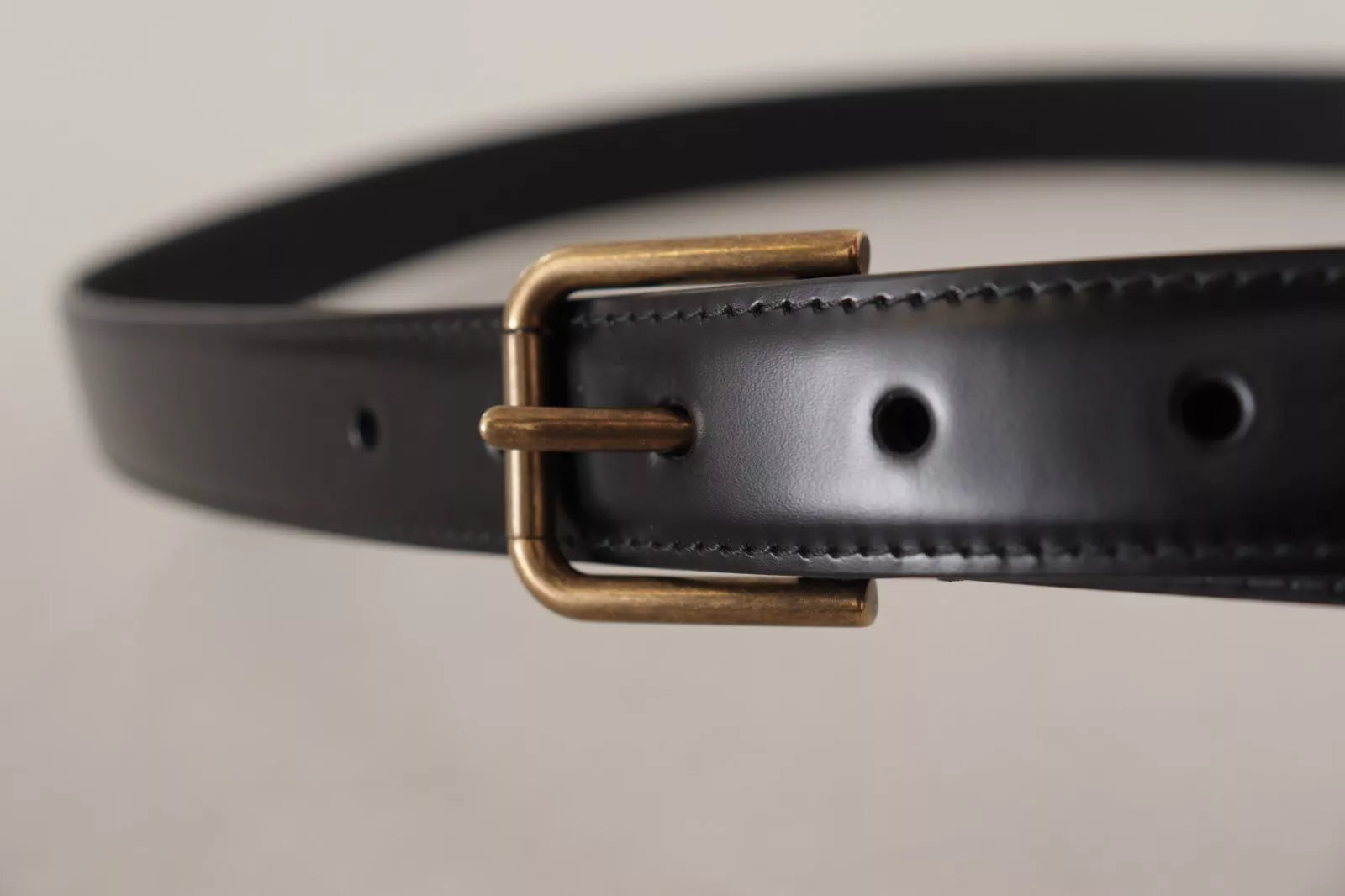 Schwarzer klassischer Gürtel aus Kalbsleder mit Vintage-Metallschnalle