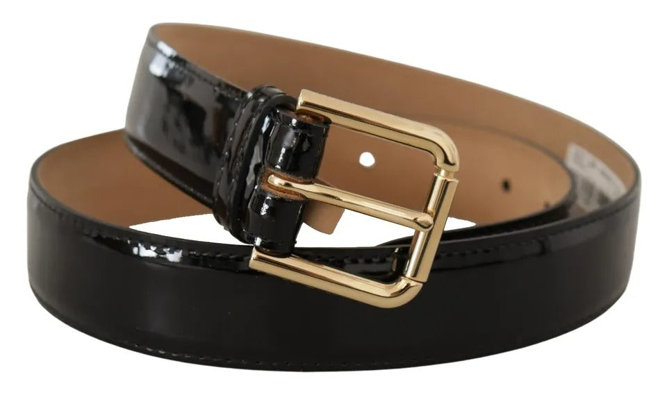 Schwarzer Ledergürtel mit goldfarbener Metalllogo-Gravur