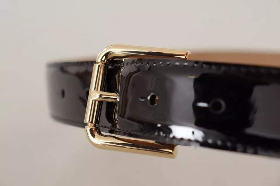 Schwarzer Ledergürtel mit goldfarbener Metalllogo-Gravur