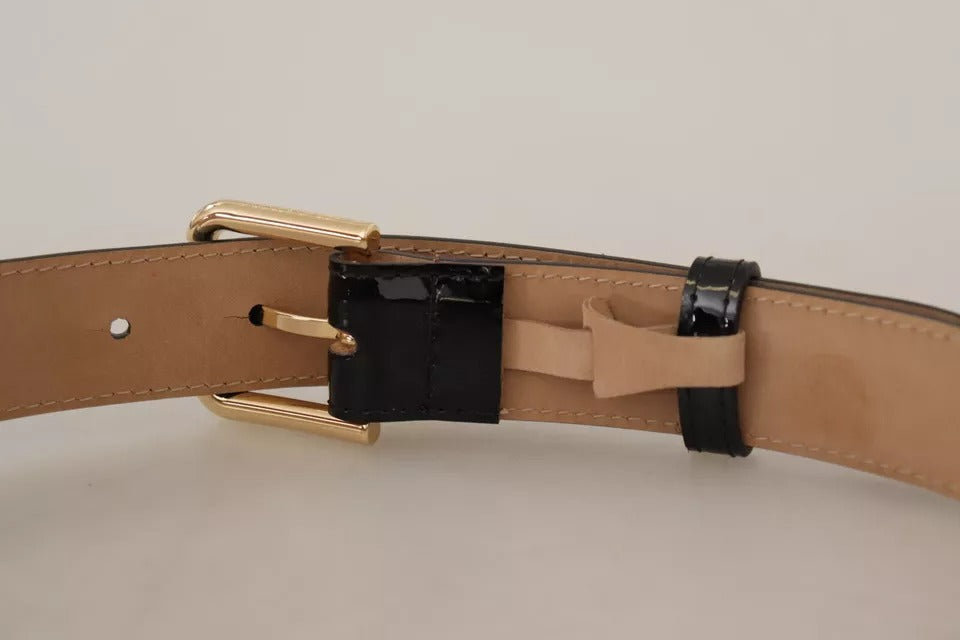Schwarzer Ledergürtel mit goldfarbener Metalllogo-Gravur