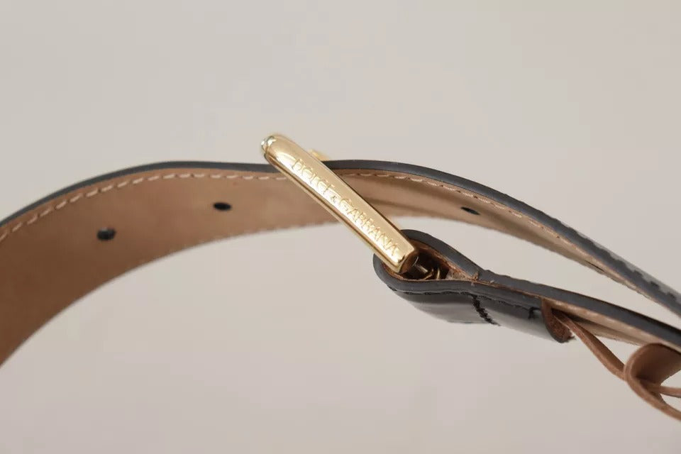 Schwarzer Ledergürtel mit goldfarbener Metalllogo-Gravur