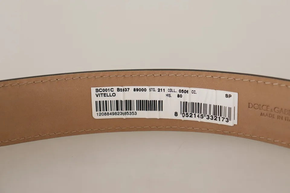 Schwarzer Ledergürtel mit goldfarbener Metalllogo-Gravur