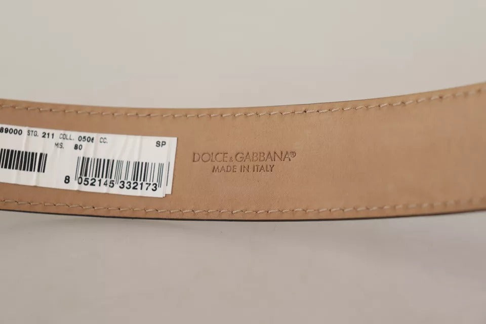 Schwarzer Ledergürtel mit goldfarbener Metalllogo-Gravur