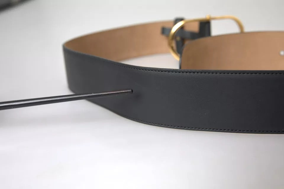Schwarzer Ledergürtel mit ovaler Metallschnalle und Gold
