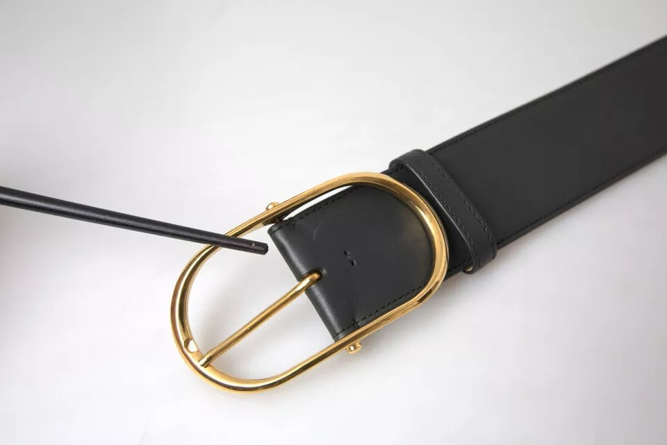 Schwarzer Ledergürtel mit ovaler Metallschnalle und Gold