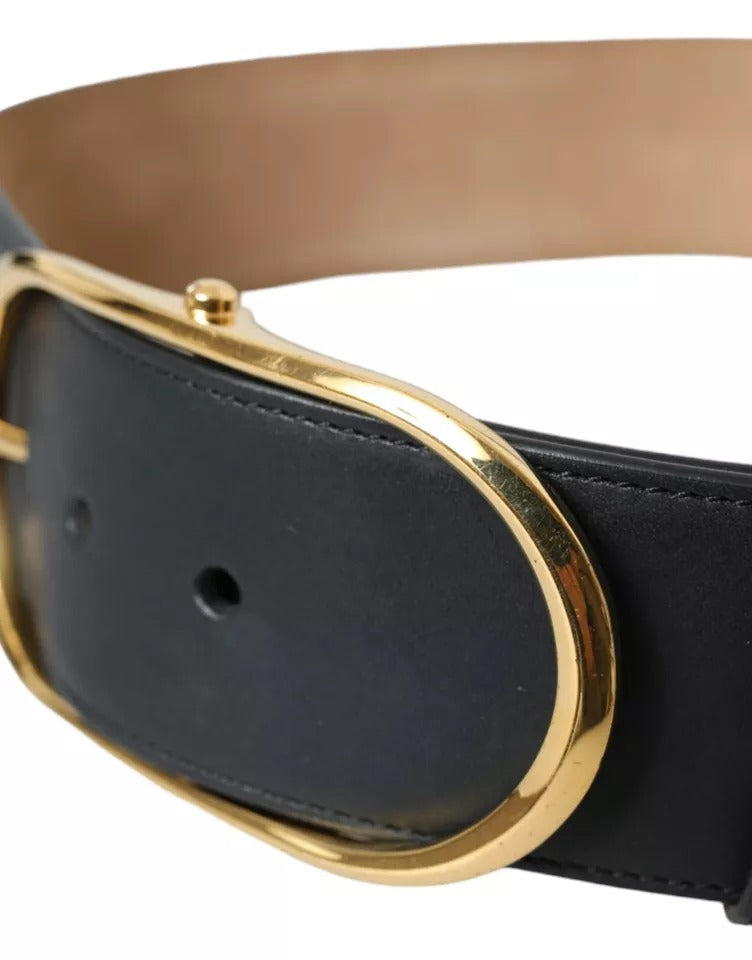 Schwarzer Ledergürtel mit ovaler Metallschnalle und Gold
