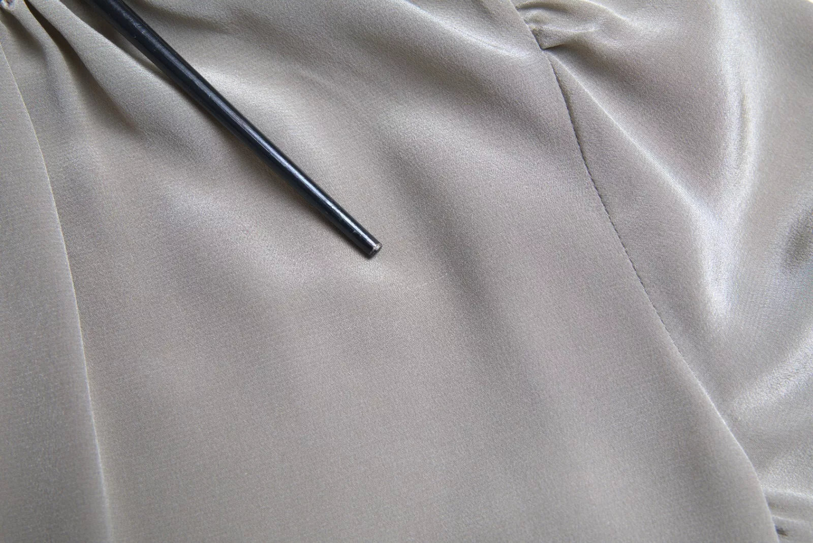 Graue Bluse mit Stehkragen und langen Ärmeln