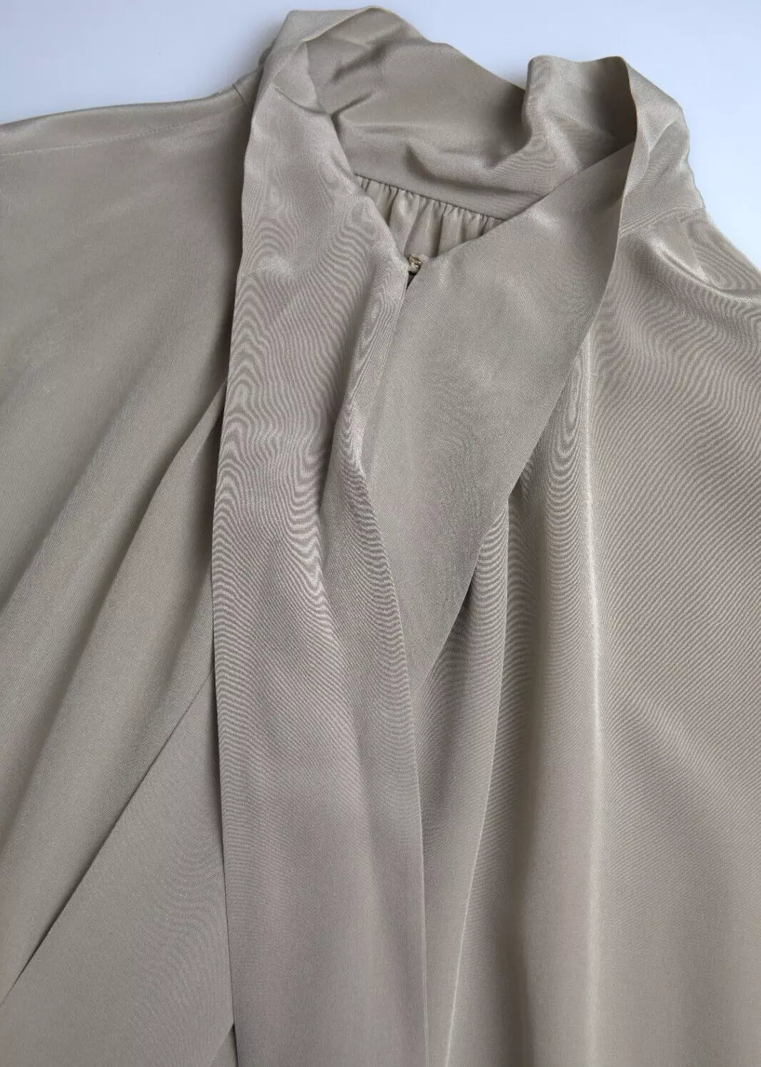 Graue Bluse mit Stehkragen und langen Ärmeln