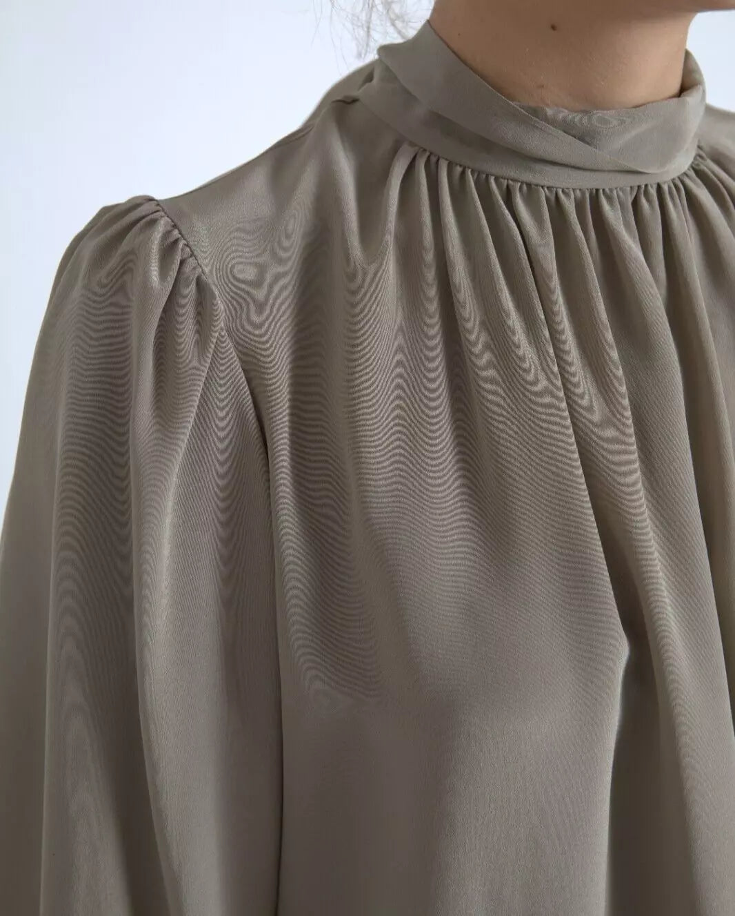 Graue Bluse mit Stehkragen und langen Ärmeln