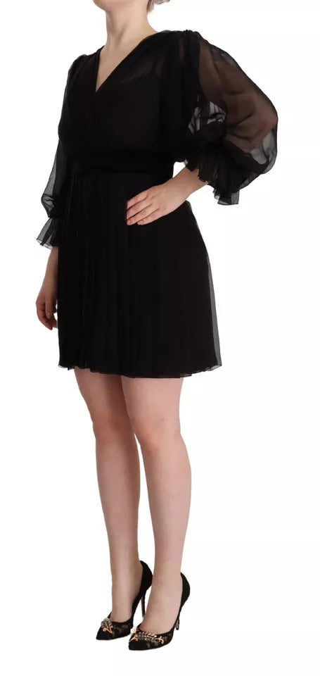Schwarzes Mini-A-Linien-Kleid mit V-Ausschnitt und langen Ärmeln