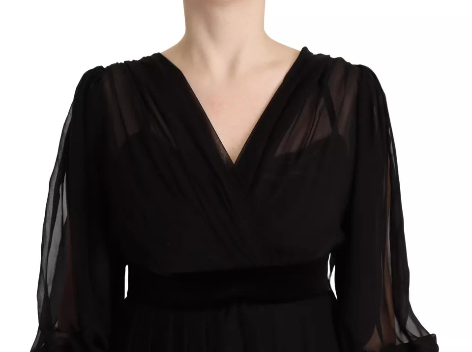 Schwarzes Mini-A-Linien-Kleid mit V-Ausschnitt und langen Ärmeln