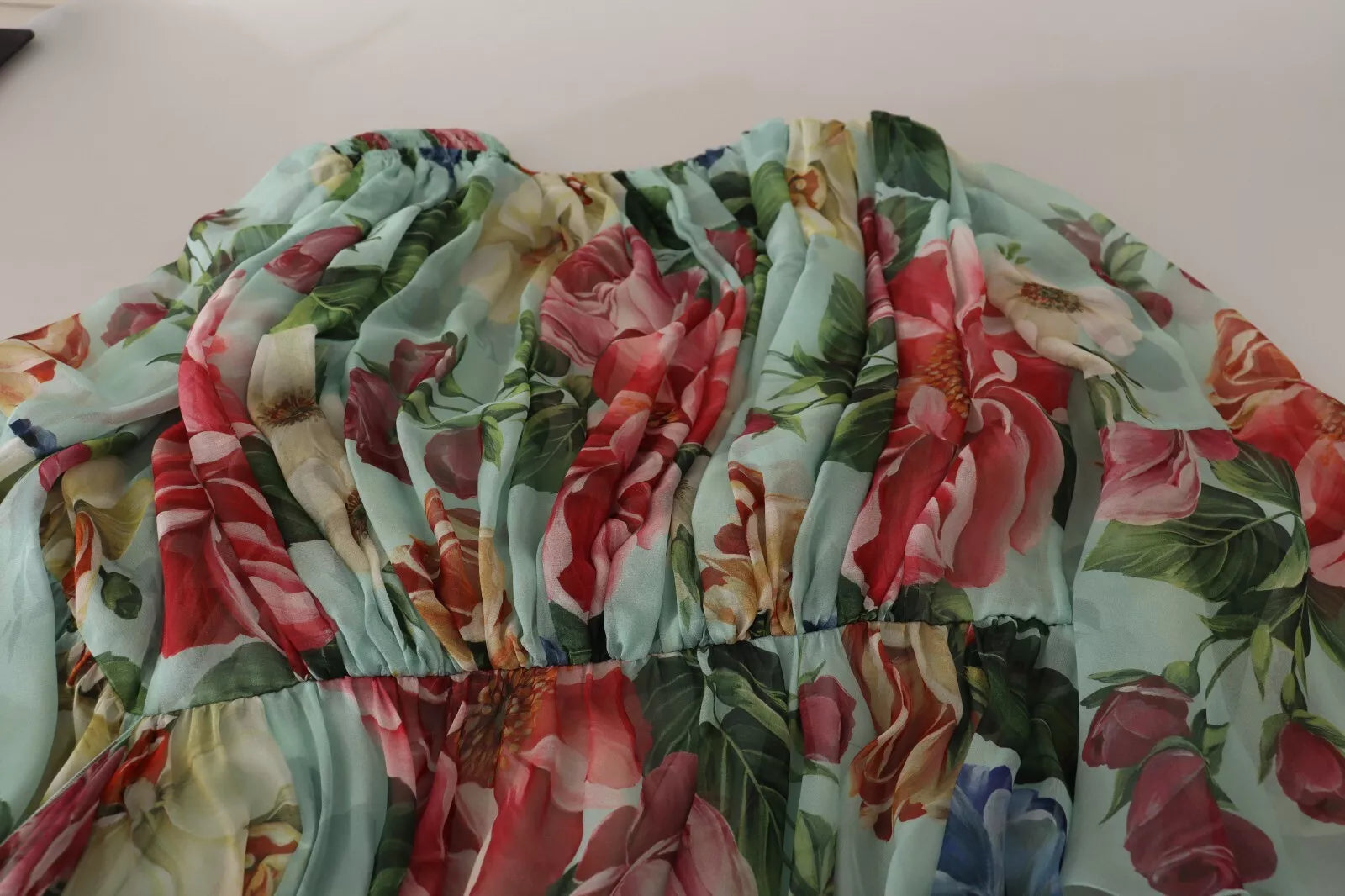 Mehrfarbiges grünes Wickelkleid aus Seide