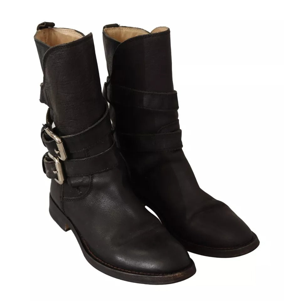 Schwarze Lederstiefel mit Schnalle und halbhoher Wadenhöhe