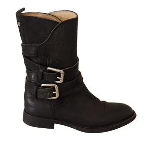 Schwarze Lederstiefel mit Schnalle und halbhoher Wadenhöhe