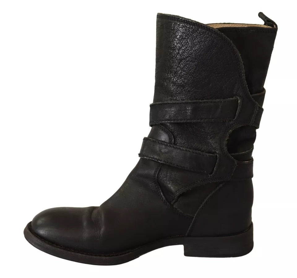 Schwarze Lederstiefel mit Schnalle und halbhoher Wadenhöhe