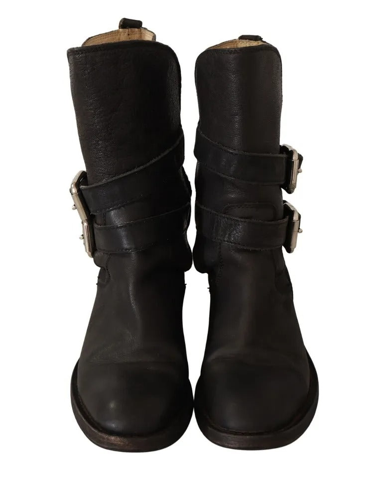 Schwarze Lederstiefel mit Schnalle und halbhoher Wadenhöhe