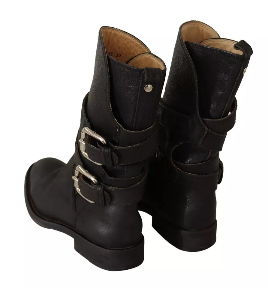 Schwarze Lederstiefel mit Schnalle und halbhoher Wadenhöhe