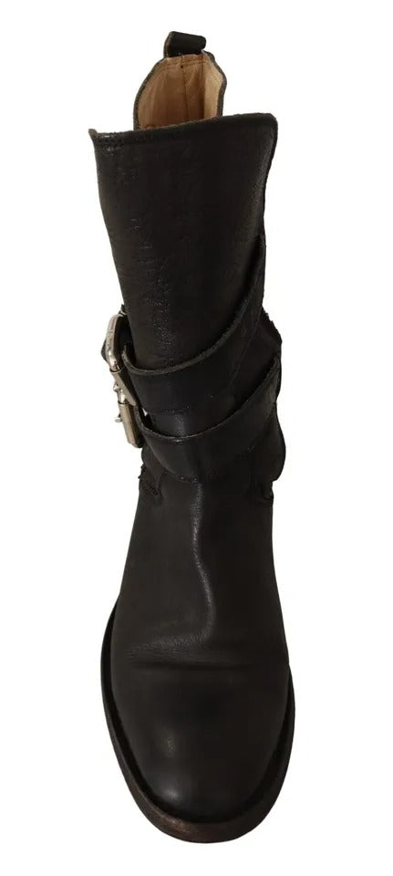 Schwarze Lederstiefel mit Schnalle und halbhoher Wadenhöhe