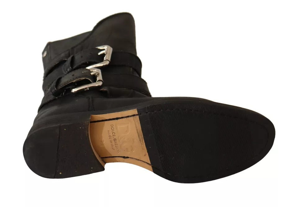 Schwarze Lederstiefel mit Schnalle und halbhoher Wadenhöhe