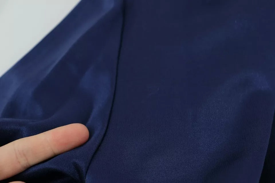 Blauer Pullover mit heraldischem Aufnäher und gestreiftem Bienenkönigsmuster