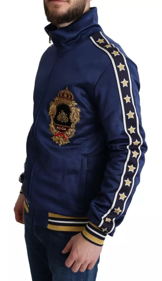 Blauer Pullover mit heraldischem Aufnäher und gestreiftem Bienenkönigsmuster