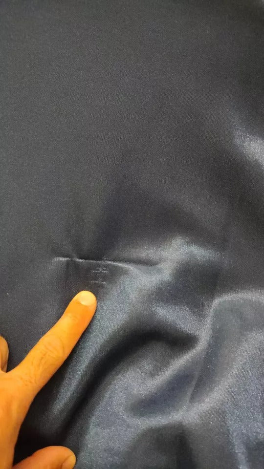 Blauer Pullover mit heraldischem Aufnäher und gestreiftem Bienenkönigsmuster