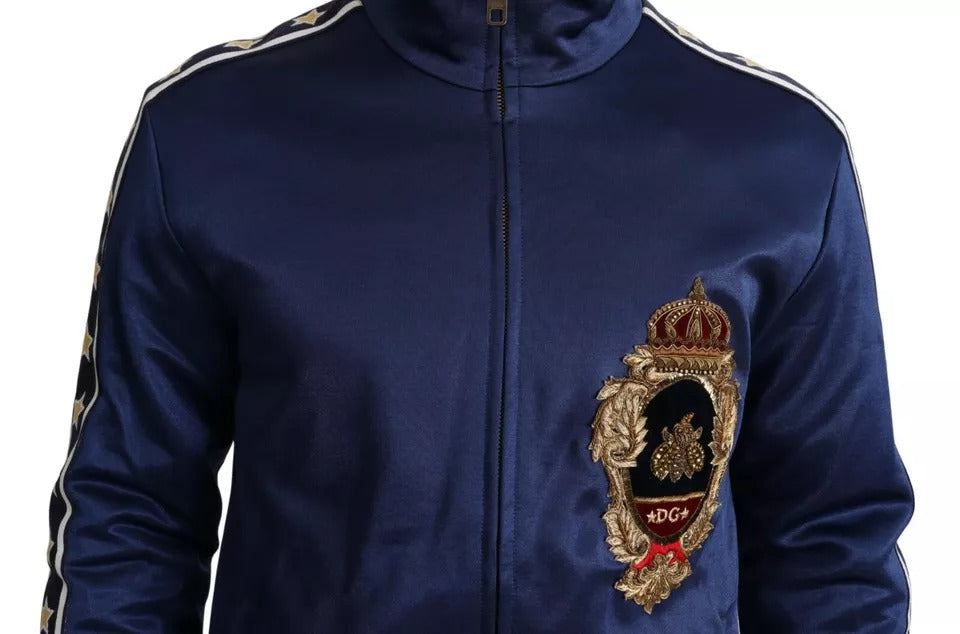 Blauer Pullover mit heraldischem Aufnäher und gestreiftem Bienenkönigsmuster