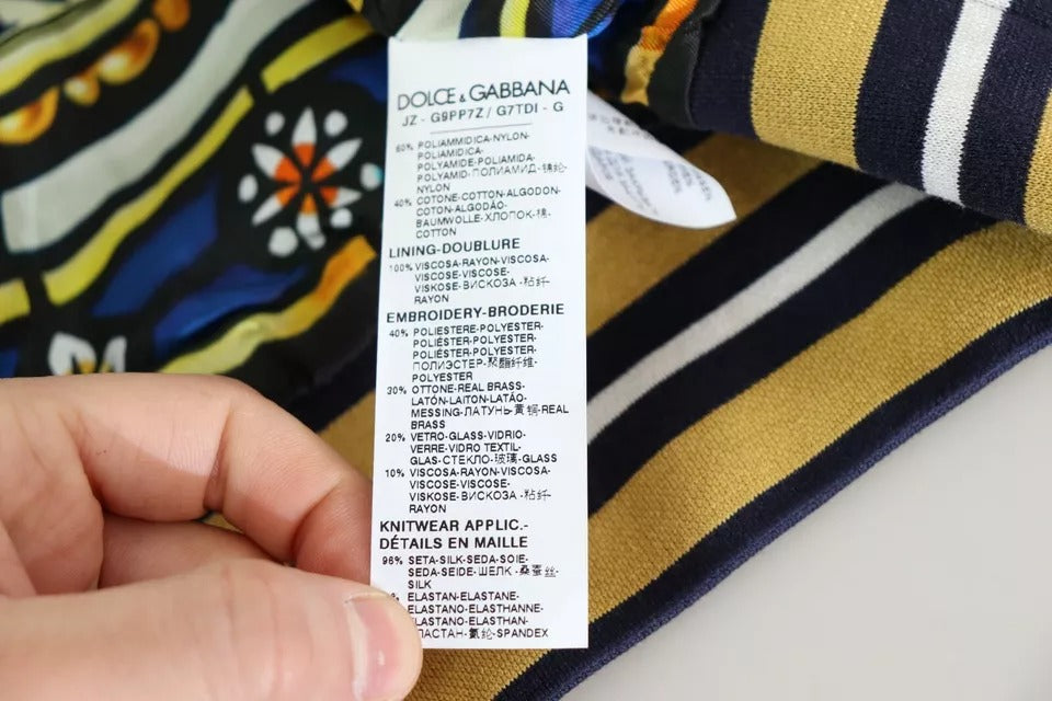 Blauer Pullover mit heraldischem Aufnäher und gestreiftem Bienenkönigsmuster