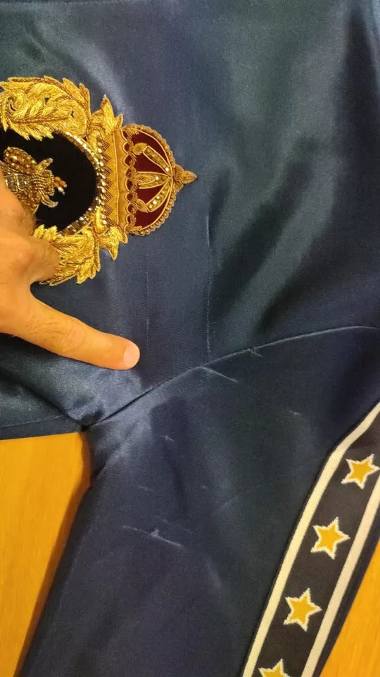 Blauer Pullover mit heraldischem Aufnäher und gestreiftem Bienenkönigsmuster