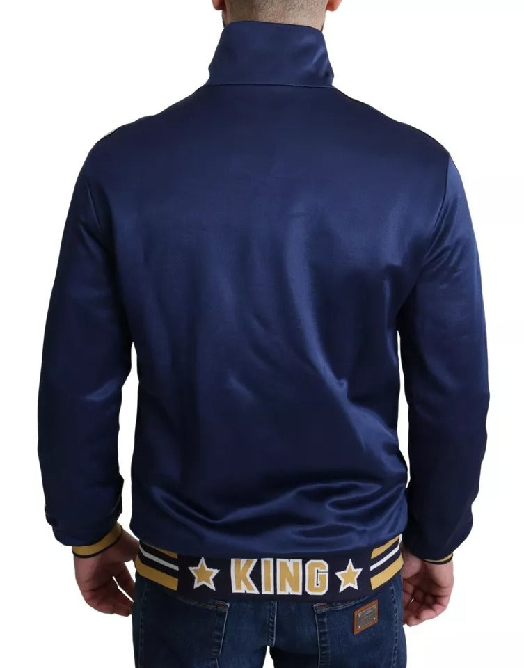 Blauer Pullover mit heraldischem Aufnäher und gestreiftem Bienenkönigsmuster