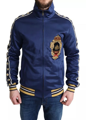 Blauer Pullover mit heraldischem Aufnäher und gestreiftem King Bee