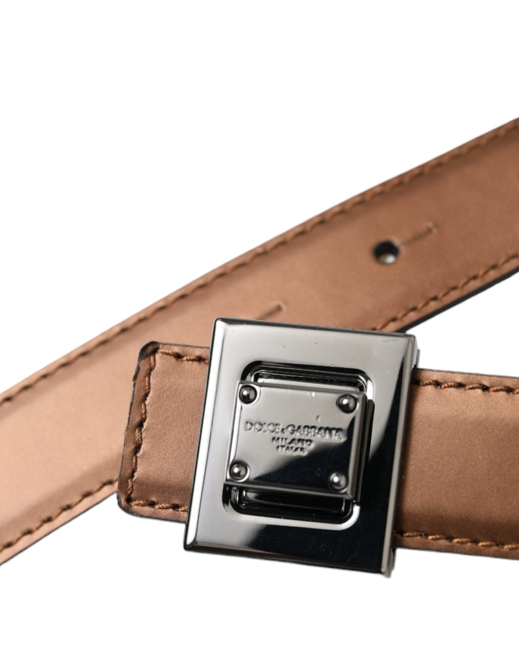 Bronzefarbener Ledergürtel mit quadratischer Metallschnalle