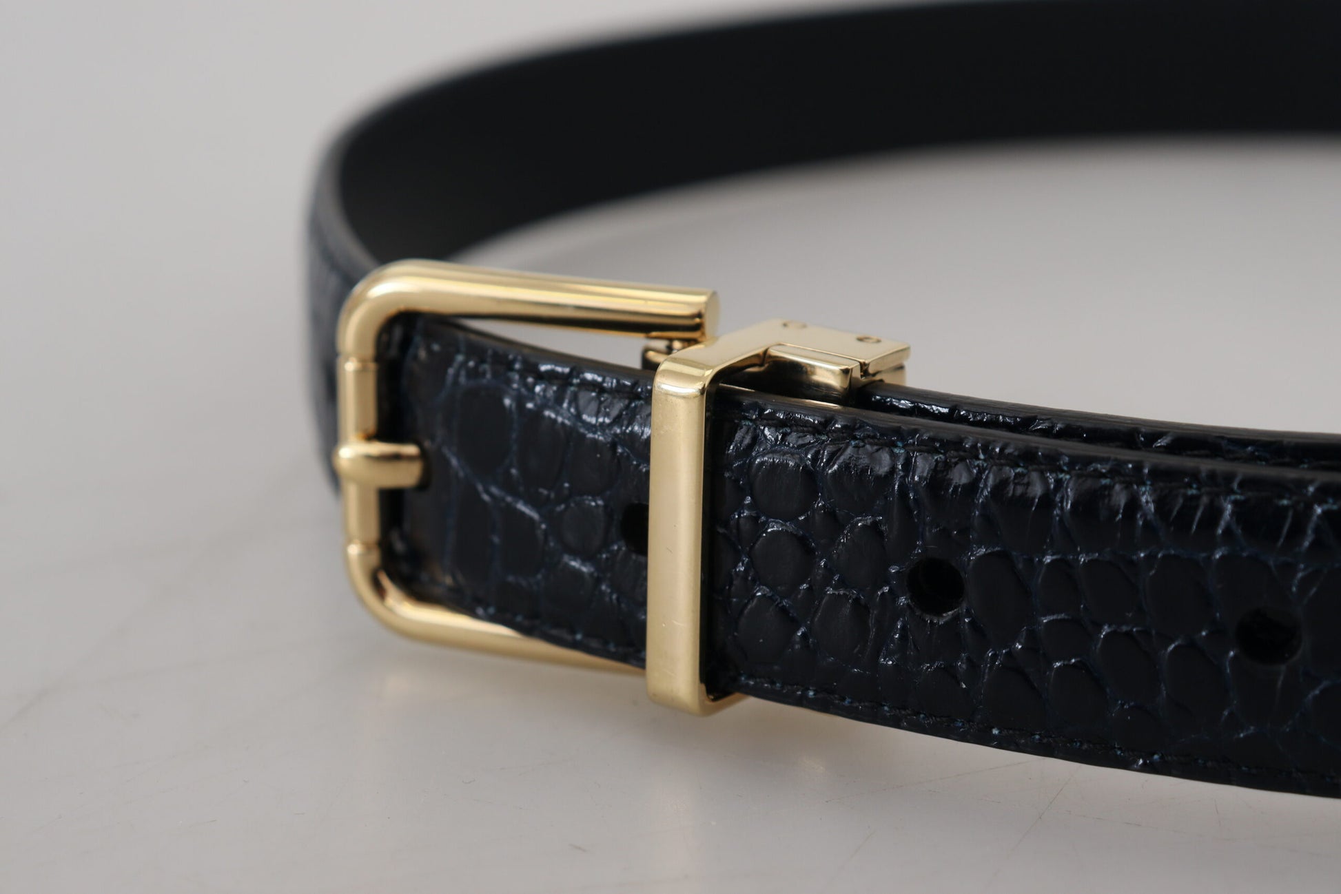 Schwarzer Gürtel aus exotischem Leder mit goldener Metallschnalle