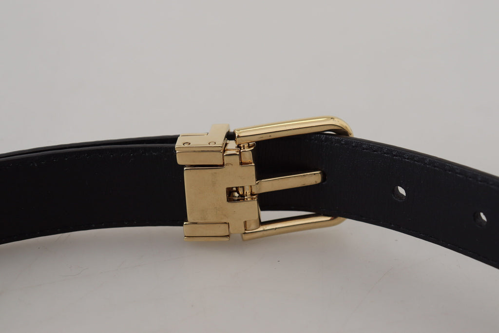 Schwarzer Gürtel aus exotischem Leder mit goldener Metallschnalle